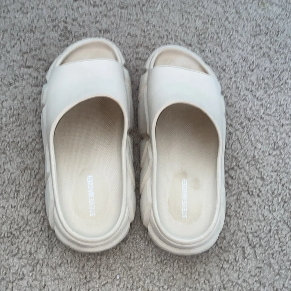 STEVE MADDEN Flatform foam slide sandals size 10